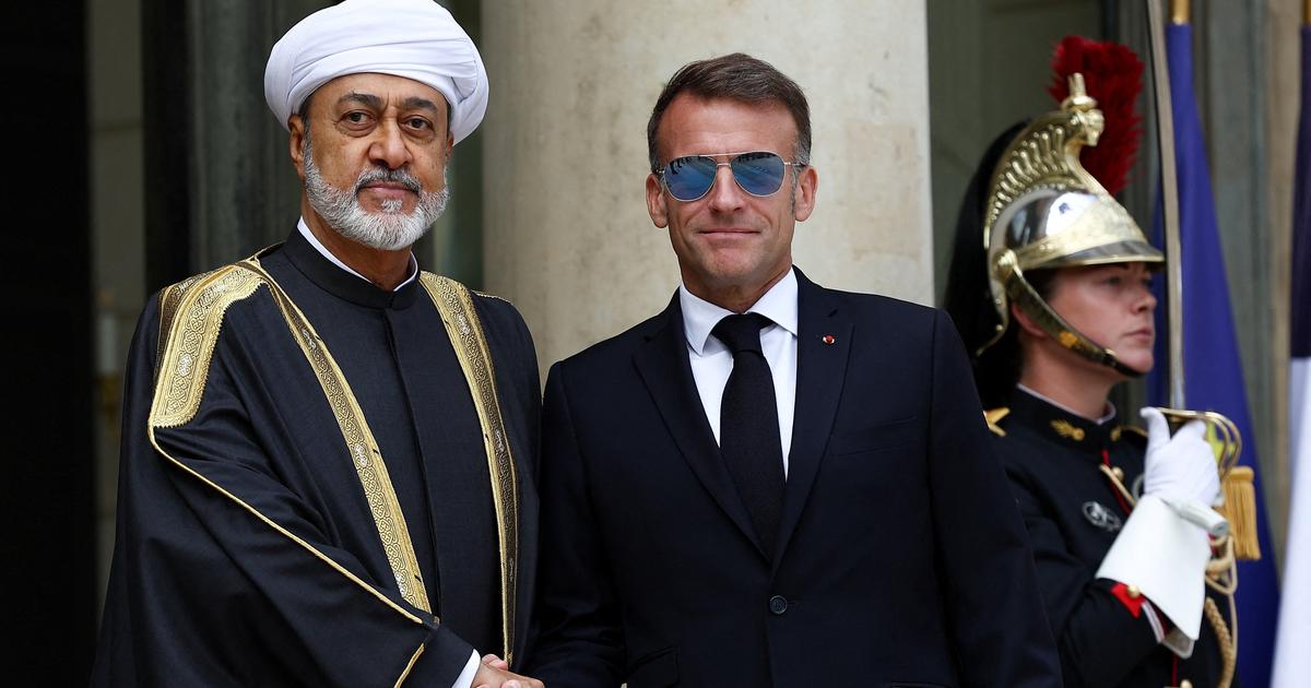 Emmanuel Macron réapparaît avec ses lunettes d’aviateur pour accueillir le sultan d’Oman à l’Élysée