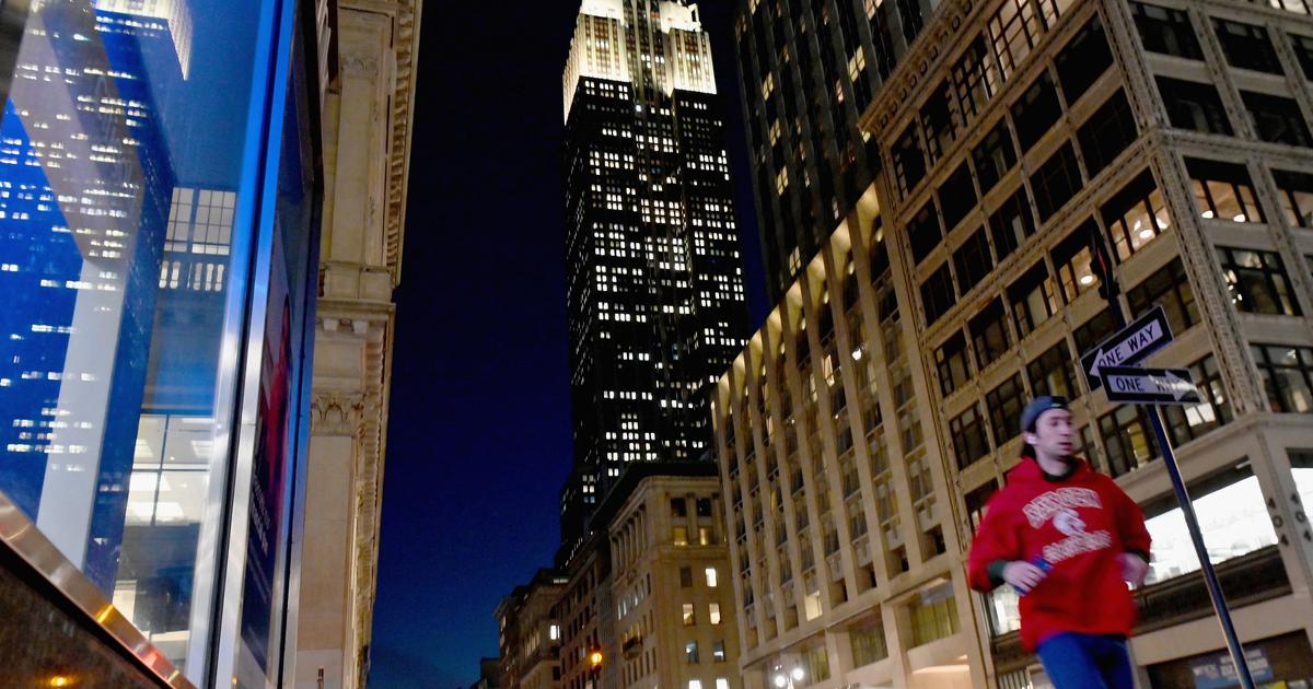 À New York, deux personnes déploient une banderole au sommet de l’Empire State Building