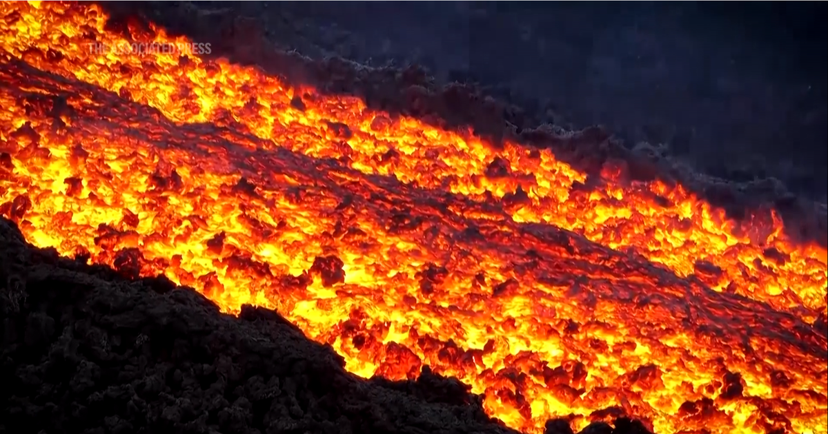 Éruption de l’Etna : les images impressionnantes de la coulée de lave en fusion