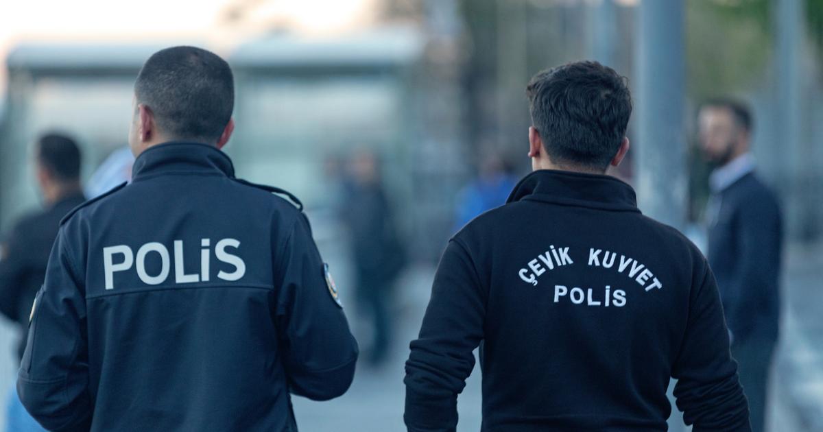 Turquie : un célèbre humoriste, connu pour ses stand-up qui génèrent des millions de vue, arrêté à l'aéroport d’Istanbul pour insulte à la religion