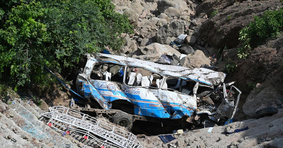 Pakistan : au moins 40 morts et 11 blessés après la chute d'un bus dans un ravin