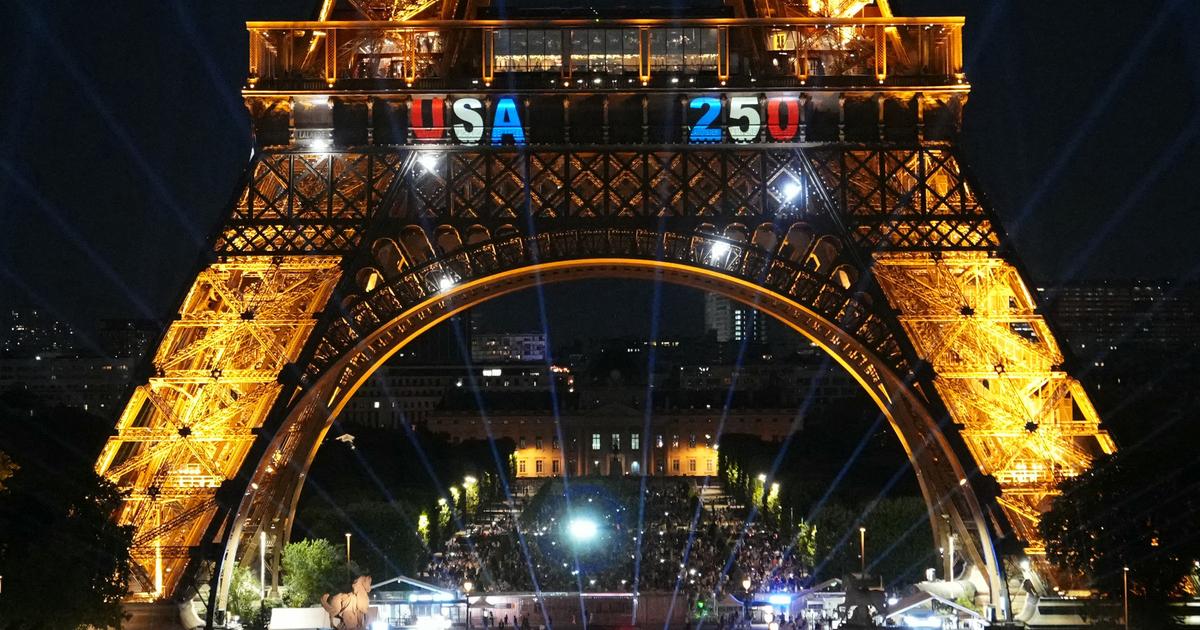 Paris: un homme escalade la tour Eiffel et accroche un drapeau américain