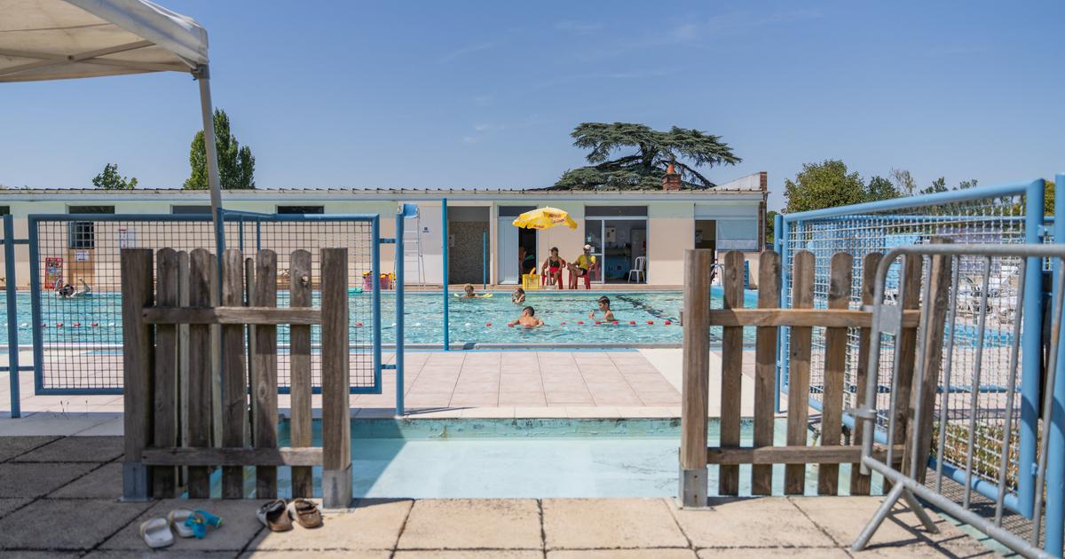 «C’est un trou à fric, mais essentiel» : sous le soleil de Saint-Sauvant, petits et grands au secours de la piscine rurale, vestige convivial de la France des années 70