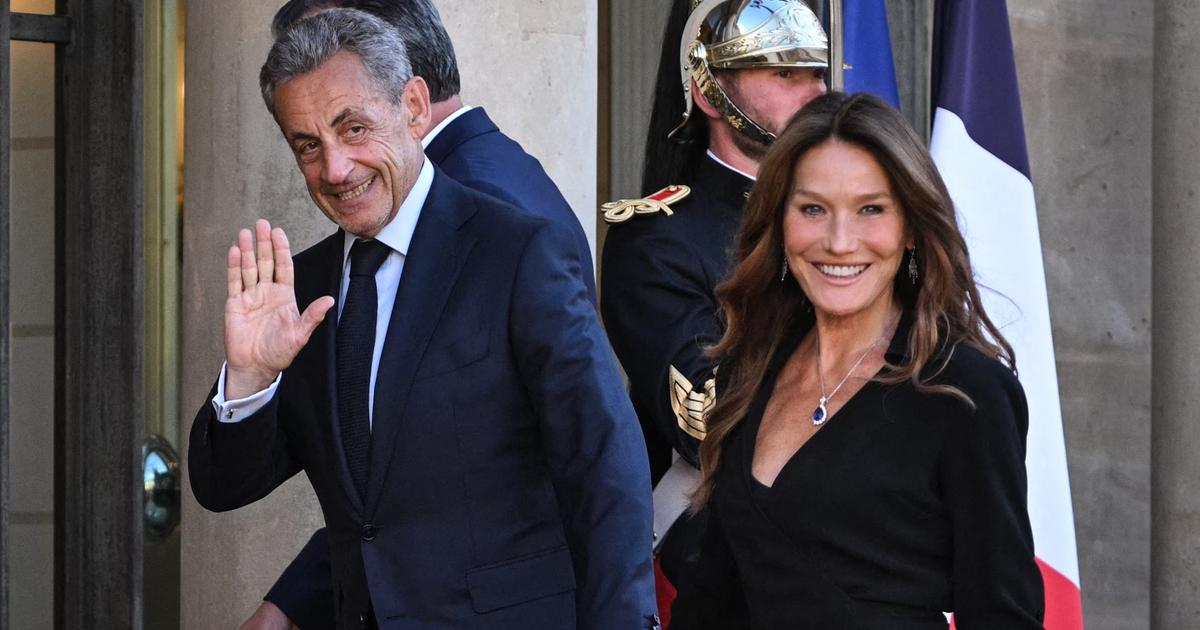 Ερωτευμένη στην άκρη του νερού, η Carla Bruni αποκαλύπτει μια γεύση από τις διακοπές της με τον Nicolas Sarkozy