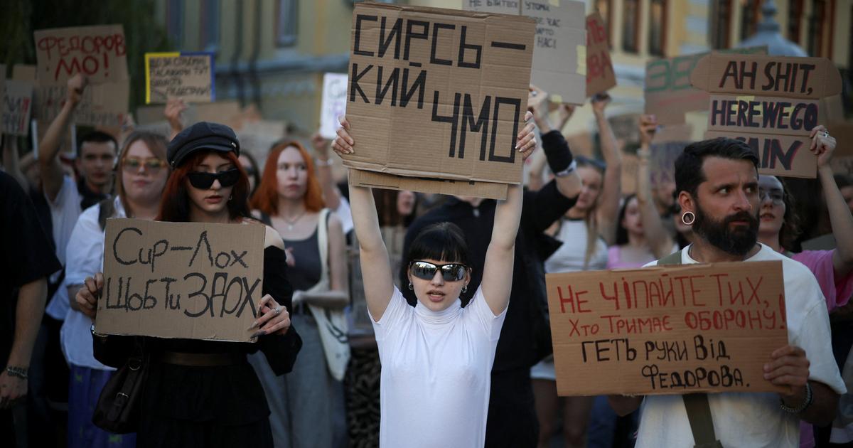 Ukraine : des milliers de manifestants à nouveau réunis à Kiev pour protester contre l'éviction du populaire ministre de la Défense