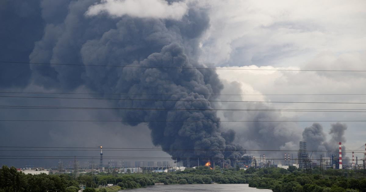 Photo: lefigaro.fr D’épaisses volutes de fumée avec des flammes s’élèvent d’une raffinerie de pétrole à la suite d’une attaque de drone