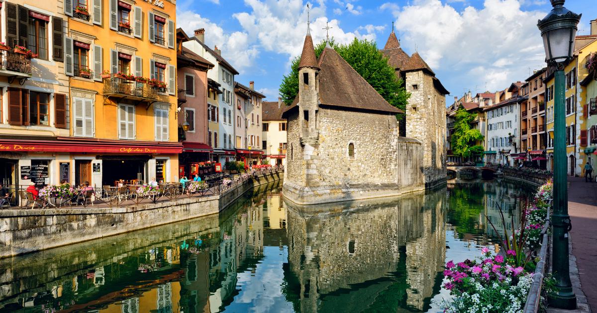 La mairie d’Annecy conteste ces accusations. Ici, une vue de la ville. (Ảnh: ADOBE STOCK)