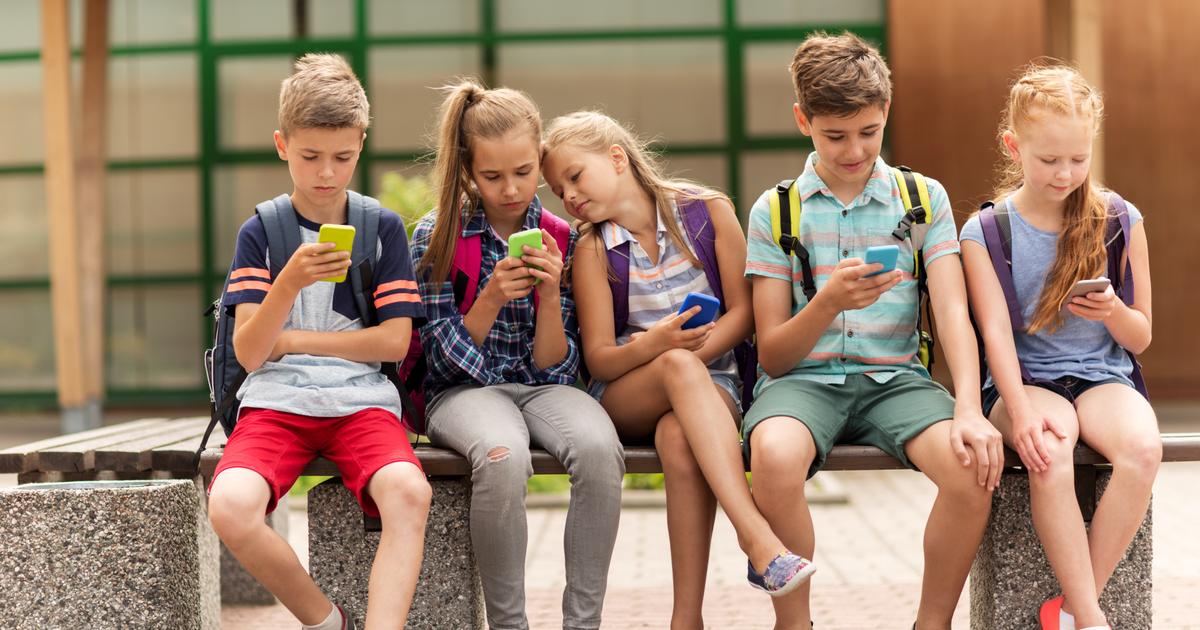 «Est-ce qu’on va pouvoir l’interdire dans les couloirs et la cour de récré ?» : le téléphone portable officiellement banni, de l’école au lycée