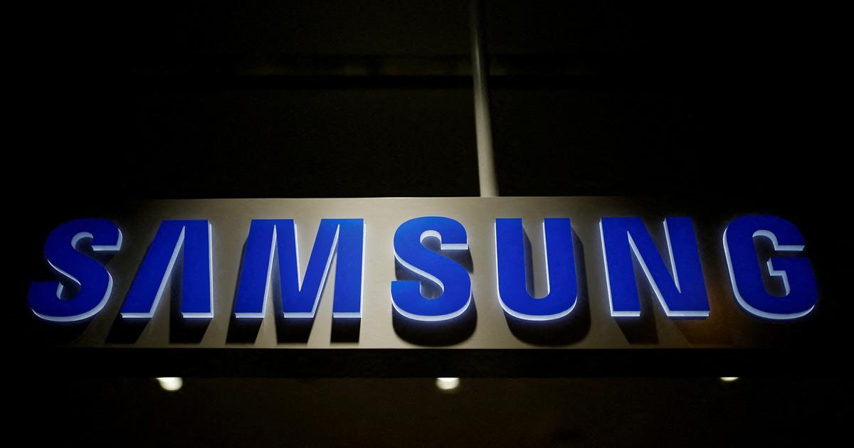 Smartphone gập mới Fold8 với định dạng "hộ chiếu" đã thu hút sự chú ý. (Ảnh: Kim Hong-Ji / REUTERS)
