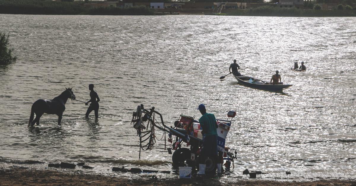 Sông Sénégal tại Dagana là nguồn sống thiết yếu cho người dân địa phương. (Ảnh: PASCAL MAITRE pour Le Figaro Magazine)