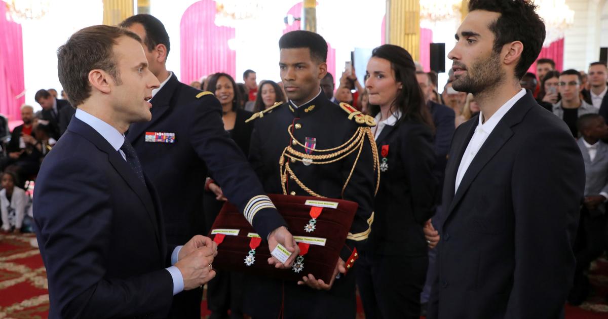 Émotion, blagues et mondanités à l’Élysée : les coulisses des cérémonies de décoration d’Emmanuel Macron