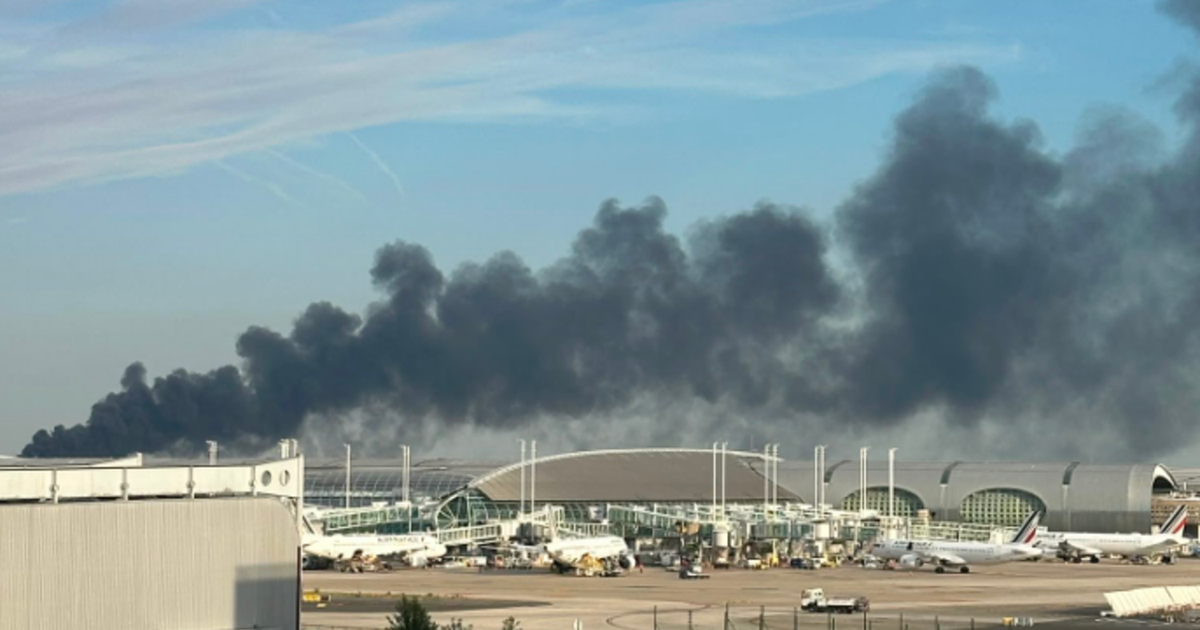 Vaste incendie en cours dans un entrepôt près de l’aéroport Charles de Gaulle