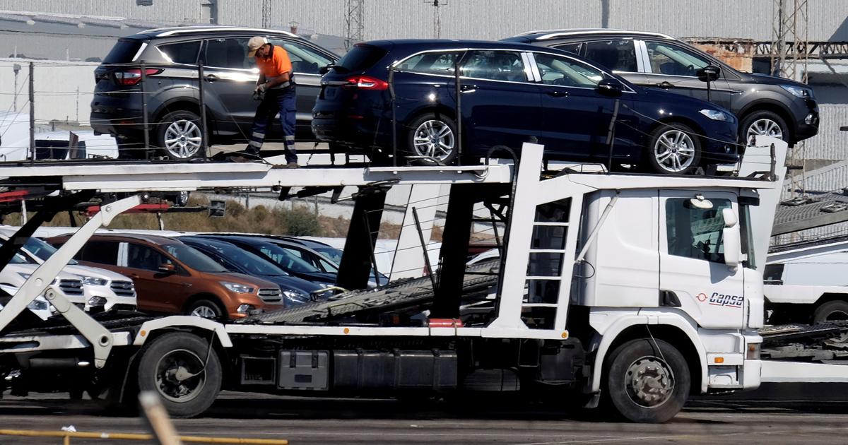 Những chiếc xe ô tô được chất lên xe tải tại nhà máy Ford ở Almussafes gần Valencia, Tây Ban Nha. (Ảnh: HEINO KALIS / REUTERS)