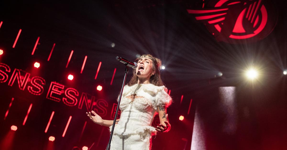 Ca sĩ Sophie Straat gây tranh cãi khi kêu gọi "tất cả đàn ông da trắng lùi lại" tại lễ hội Eurosonic Noorderslag ở Groningue, Hà Lan, ngày 20 tháng 1 năm 2024. (Ảnh: PAUL BERGEN / AFP)