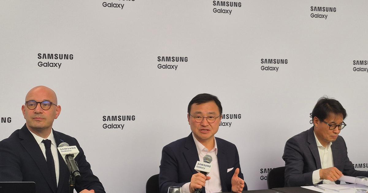 TM Roh (ở giữa), người đứng đầu bộ phận sản phẩm di động của Samsung, tại London, ngày 23 tháng 7. (Ảnh: KL)