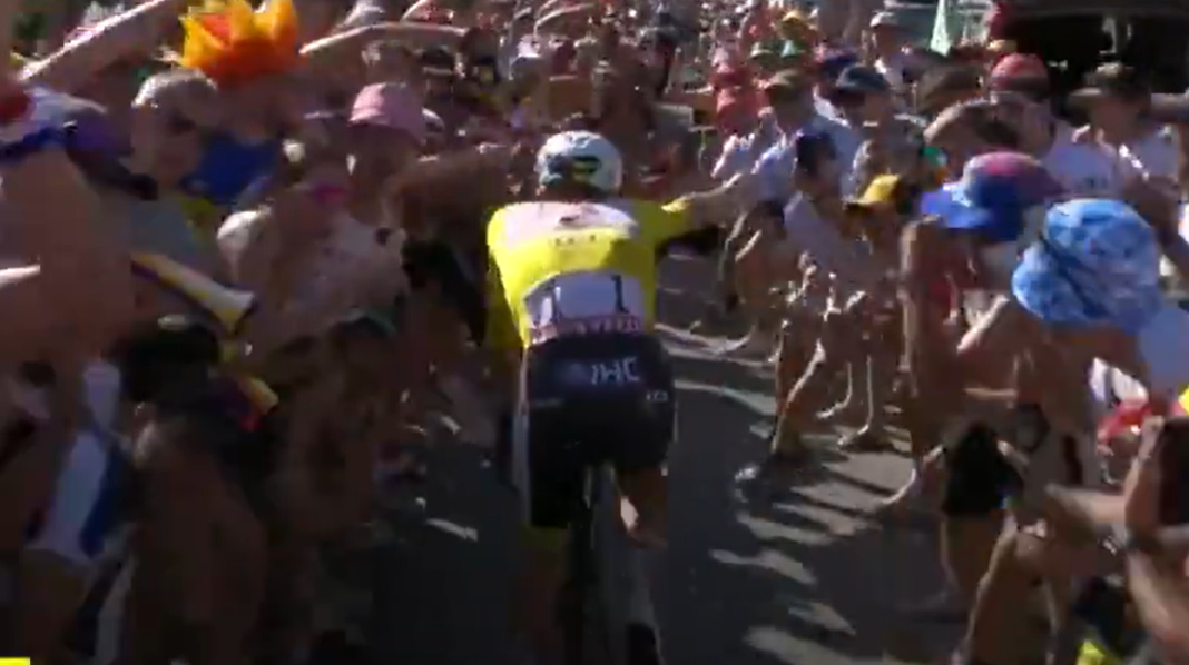 Tadej Pogacar đã có màn bứt phá ấn tượng trên đèo Alpe d’Huez trong chặng đua Tour de France 2026 (Ảnh: Capture d'écran - X).