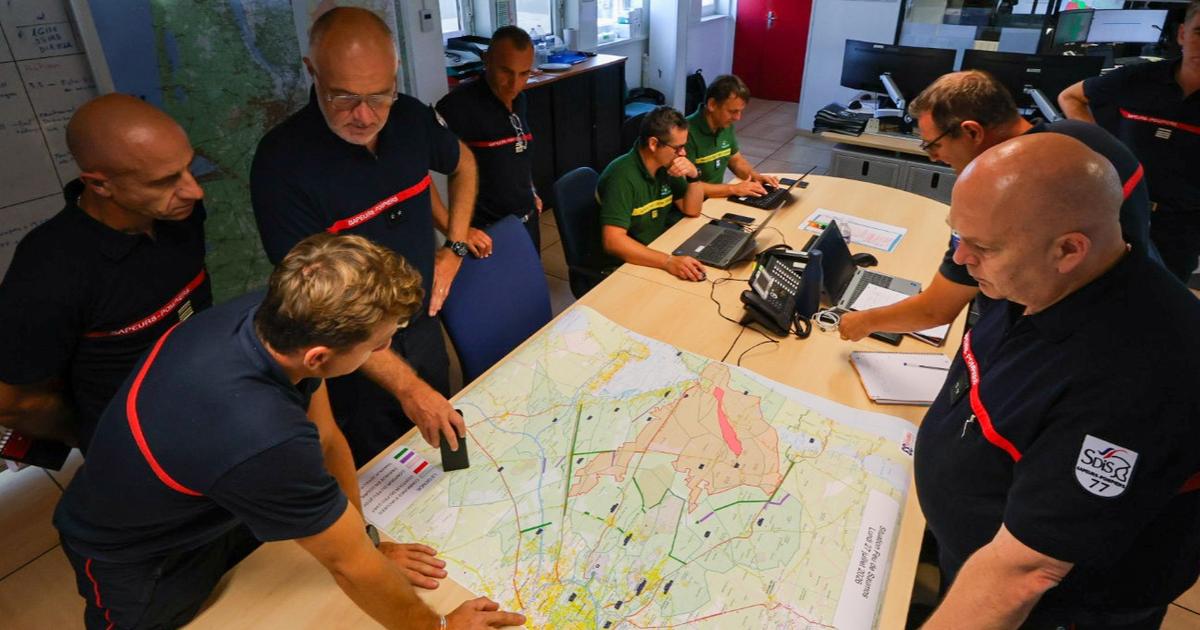 «Tout peut tourner à tout moment à l’avantage du feu»: dans leur salle de crise en Gironde, les pompiers sur le qui-vive