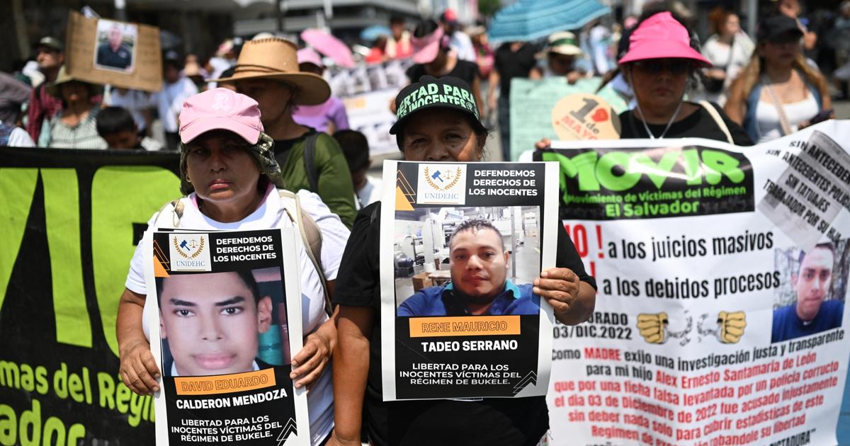 « Mon fils a été transféré dans cinq centres et je n’arrive plus à retrouver sa trace » : au Salvador, des mères de détenus dénoncent les prisons de Bukele