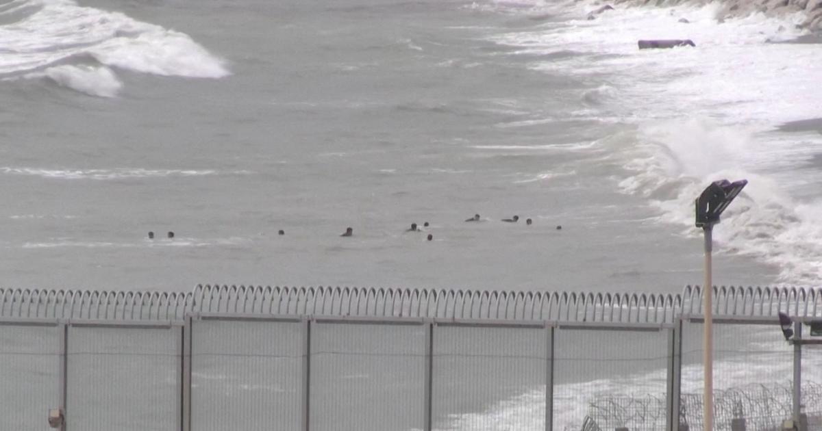 «Urgence humanitaire et sociale absolue» : plus de 1500 migrants arrivent à la nage dans l’enclave espagnole de Ceuta depuis le Maroc