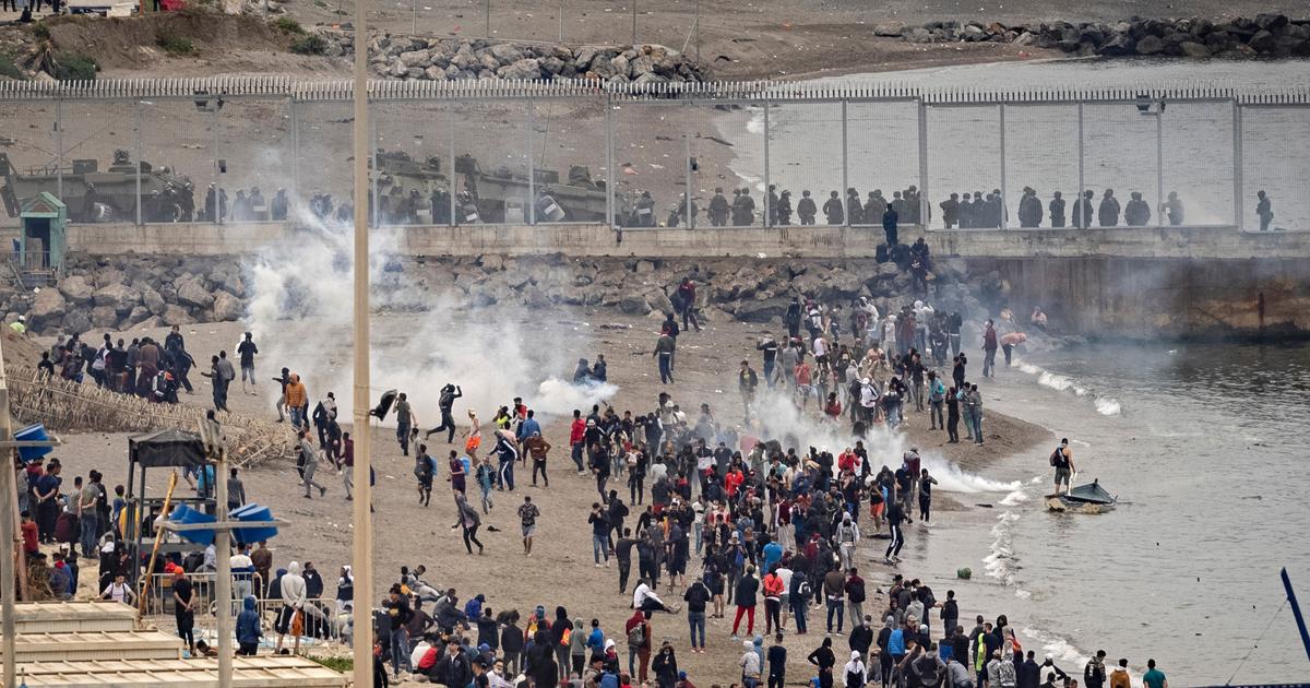 En 2021, des milliers de migrants déferlaient déjà sur Ceuta à la faveur d’un relâchement des contrôles marocains