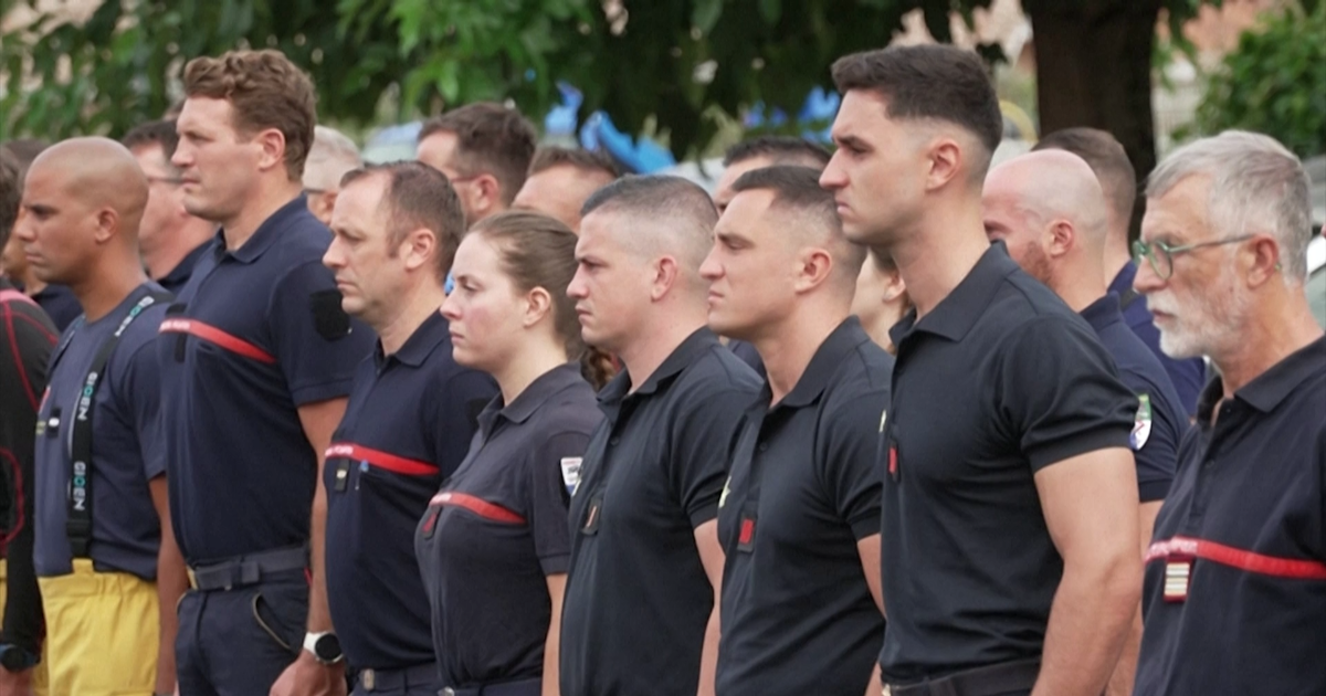Gironde : une centaine de personnes observent une minute de silence pour les deux pompiers morts en intervention