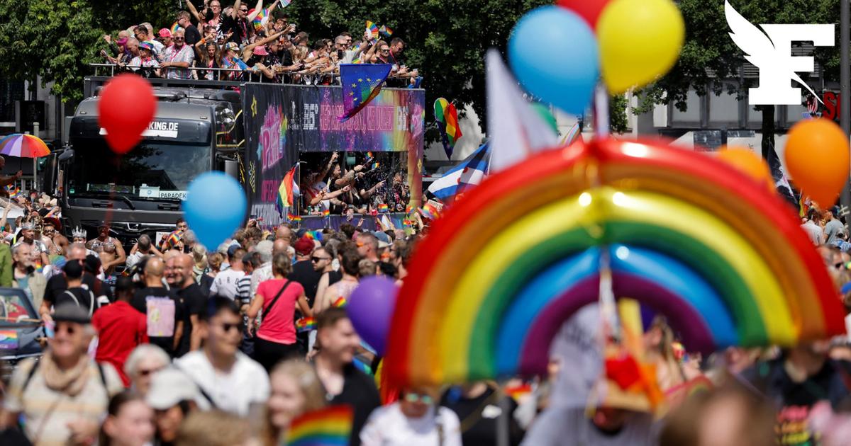 Environ 300.000 personnes défilent à la marche des fiertés de Hambourg, une semaine après l’attentat à Berlin
