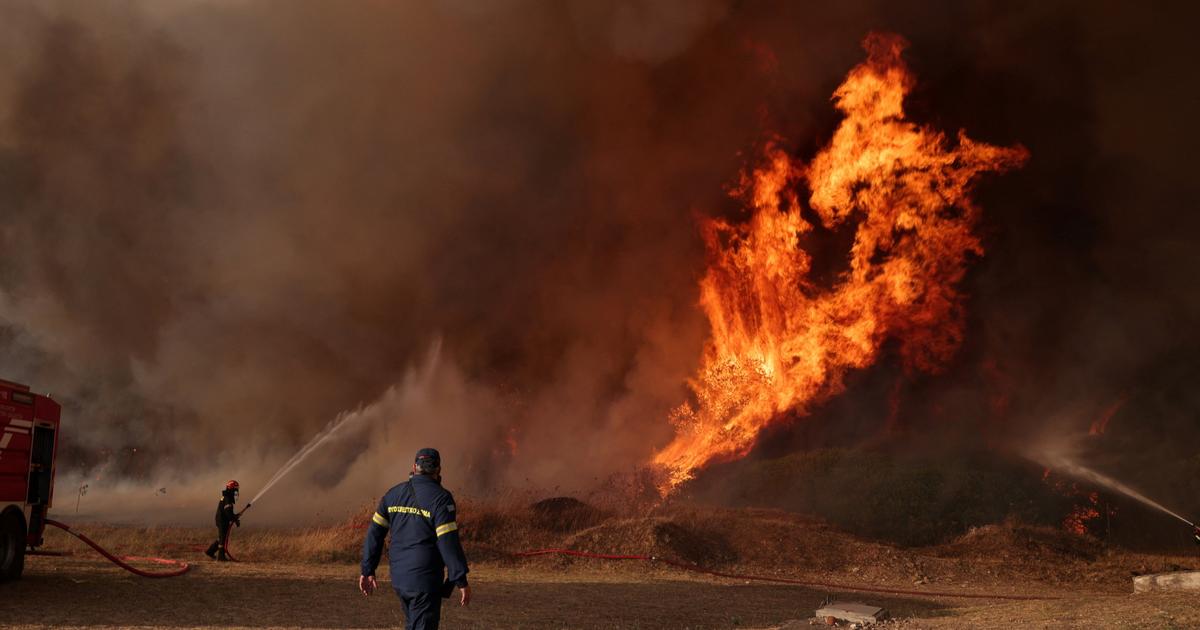 Photo: lefigaro.fr Les pompiers travaillent sur une zone enflammée près de Loumpa, alors que des incendies de forêt frappent l’Attique