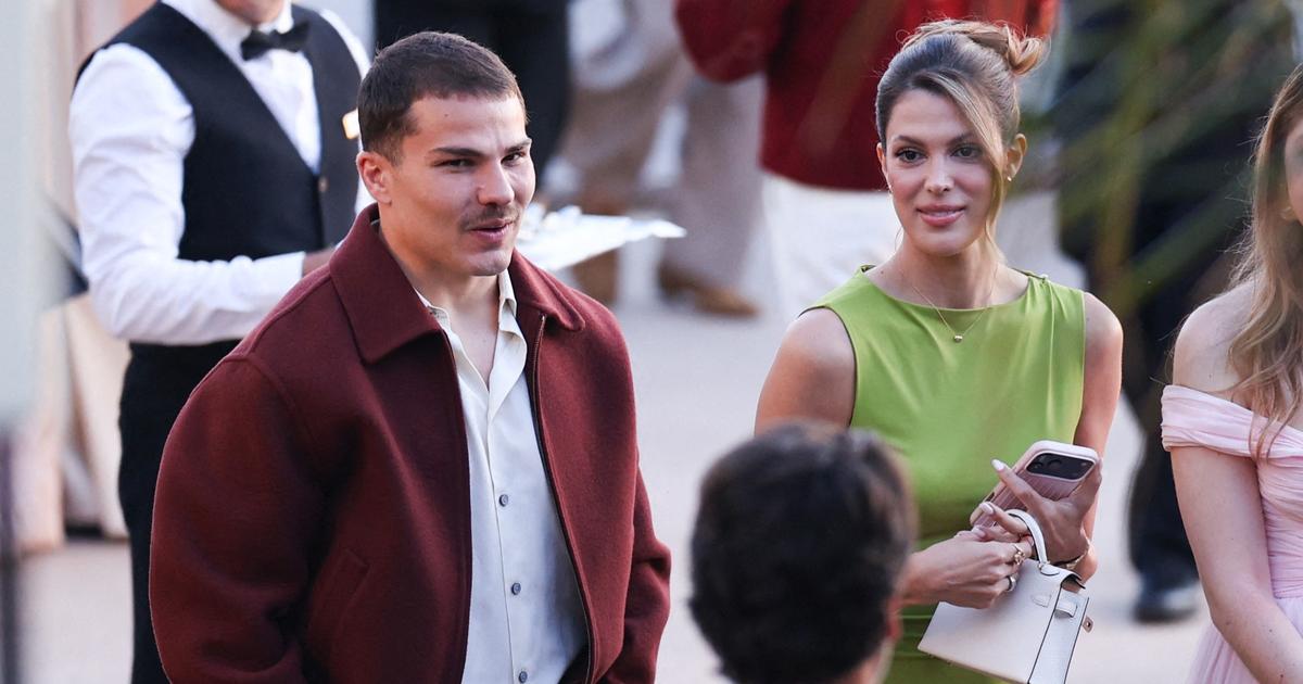 «En juillet, fais ce qu’il te plaît» : le bisou de l’officialisation d’Iris Mittenaere et Antoine Dupont tant attendu