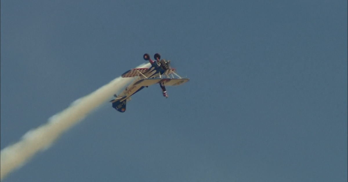À 97 ans, cette Anglaise devient la plus âgée à faire du «wing-walking», rester debout sur un avion en vol