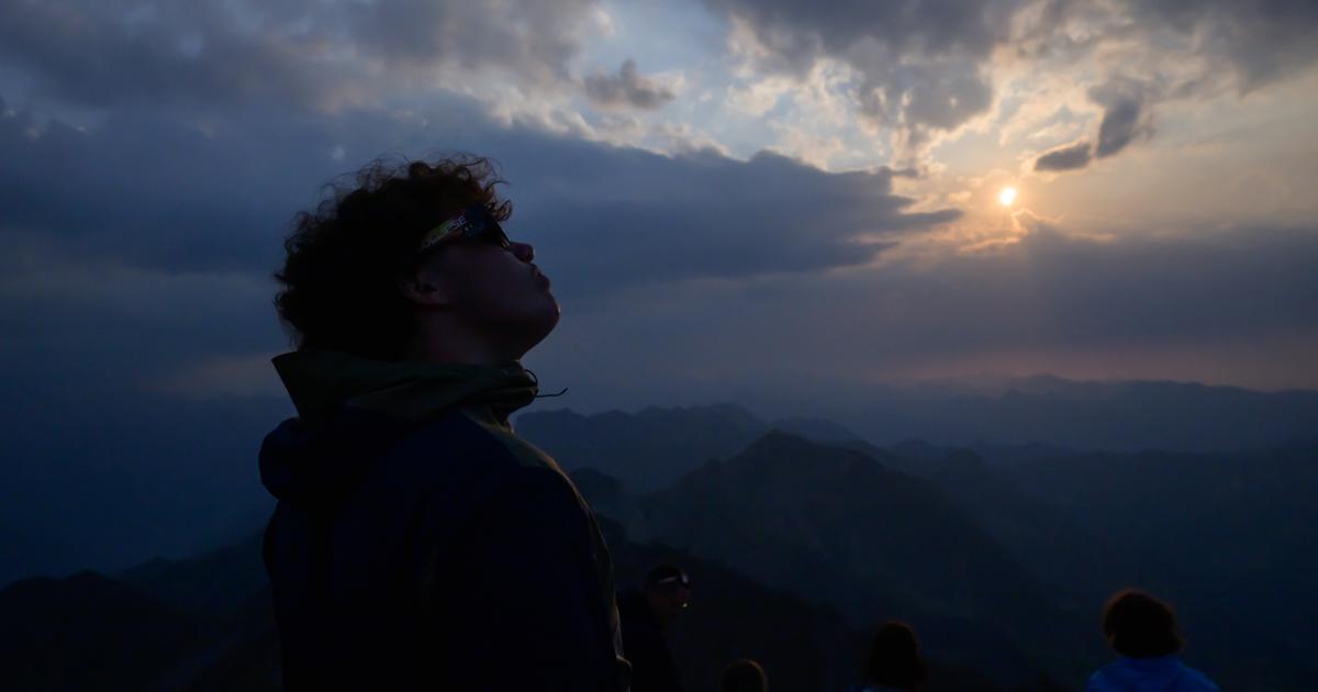 Éclipse solaire : au Pic du Midi, une soirée nuageuse avant un double crépuscule magique