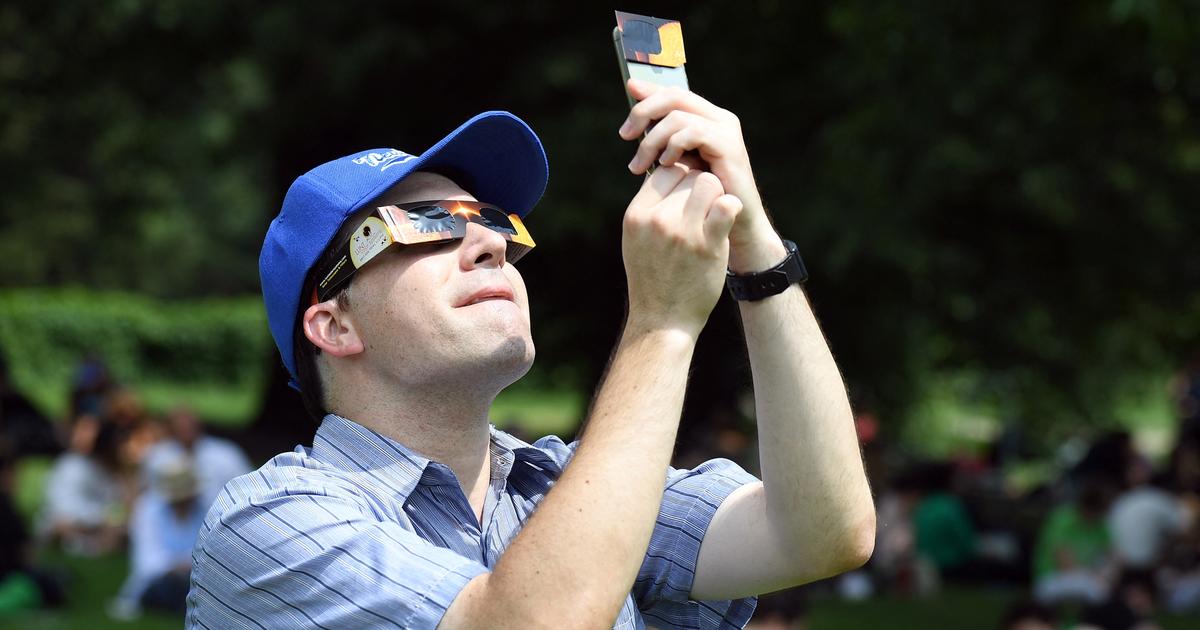Éclipse : ces précautions à prendre si vous voulez faire des (belles) photos sans abîmer vos yeux ni votre matériel