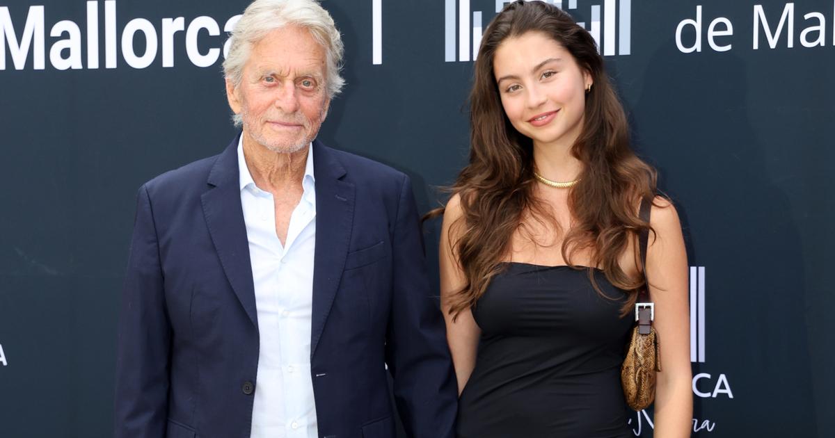 Έξω στη Μαγιόρκα με τον πατέρα του, Michael Douglas, ο Carys Douglas μπλοφάρει μιλώντας πολύ καλά ισπανικά