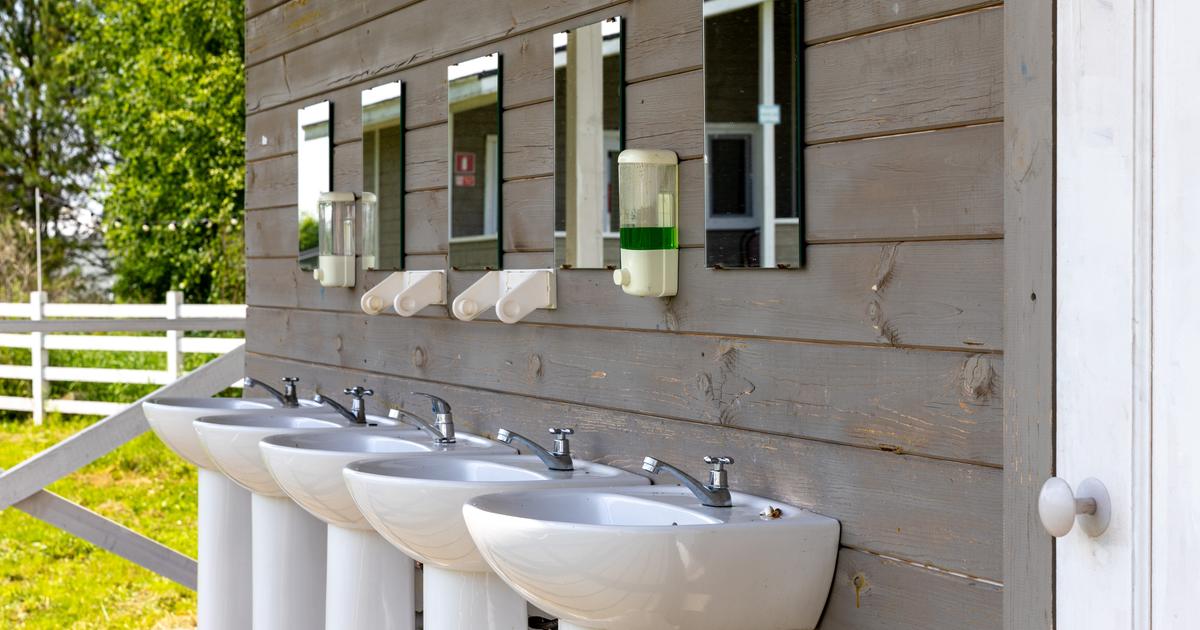 Au camping, des douches de sept minutes, pas une de plus, pour économiser l'eau