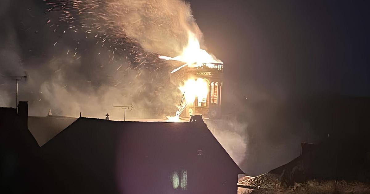 Aveyron : frappé par la foudre, le clocher d’une église néogothique ravagé par un incendie