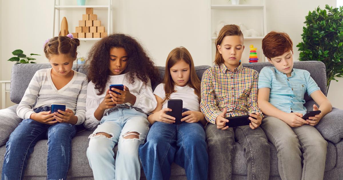 « La vraie responsabilité commence chez soi » : ces parents qui refusent les réseaux sociaux à leurs enfants, malgré l’absence de loi pour les aider