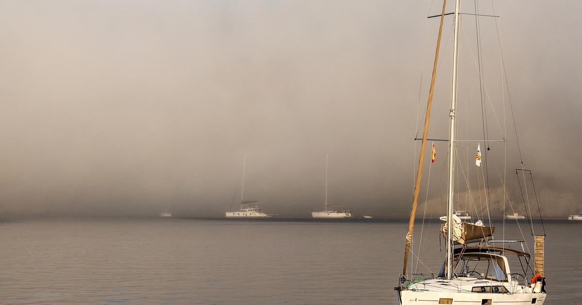 Grèce : les îles des Cyclades plongées dans un brouillard mystérieux