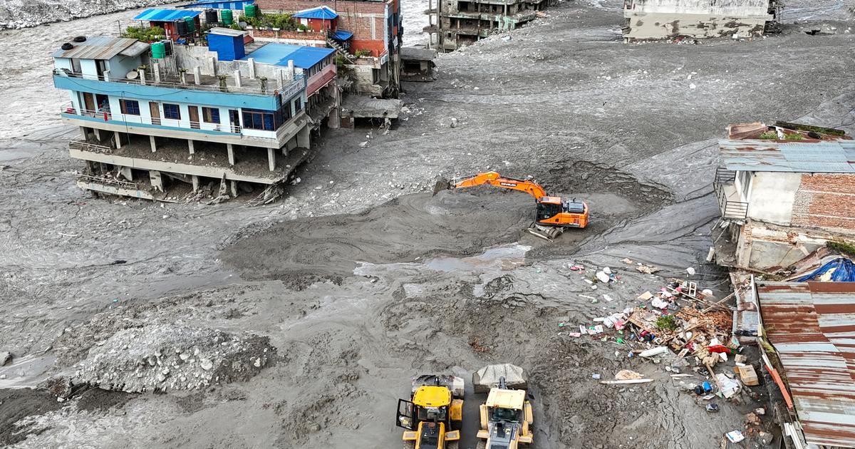 Les inondations au Népal et au Tibet font 392 morts et 1400 disparus, une crue menace.