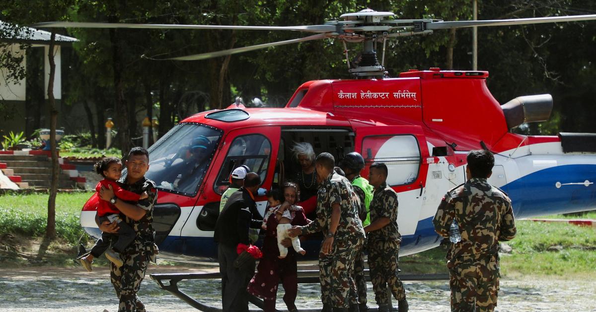Crue Népal-Tibet : au moins 552 morts selon les bilans officiels ; Le Soir titre 584.
