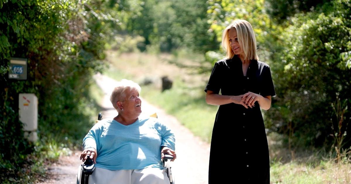 «Sa nouvelle dépendance» : Mimie Mathy s’affiche en fauteuil roulant avec Audrey Crespo-Mara dans «Sept à Huit»