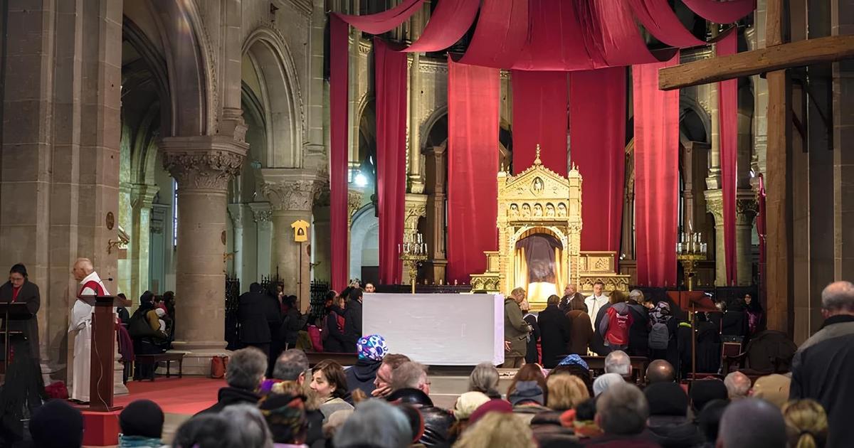 La Sainte Tunique du Christ va quitter Argenteuil pour la visite de Léon XIV : les coulisses d’un déplacement exceptionnel au Stade de France