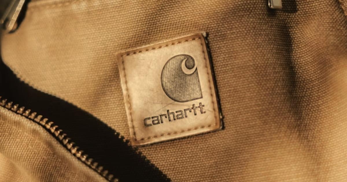 Oubliez les pulls en laine, ce modèle Carhartt confortable au style workwear s'impose cette saison