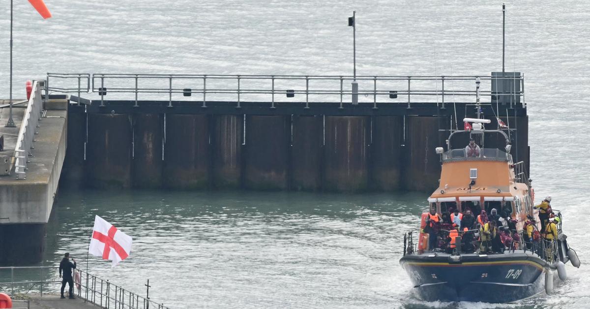 Royaume-Uni : opposés aux traversées de migrants, des manifestants masqués bloquent le port de Douvres