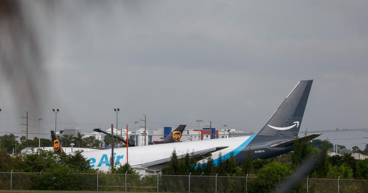 États-Unis: à Miami, un avion-cargo sort de piste et percute des véhicules