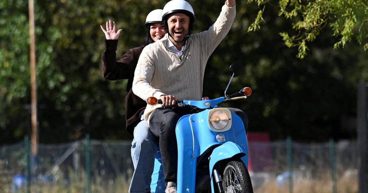Ulrich Siegmund et sa femme arrivent sur un cyclomoteur Simson à leur bureau de vote de Tangermünde (Saxe-Anhalt), le