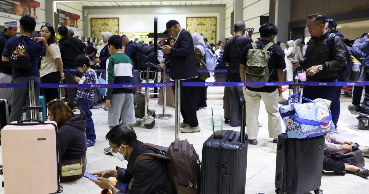 Indonésie: le principal aéroport de Jakarta prolonge sa fermeture après une éruption volcanique