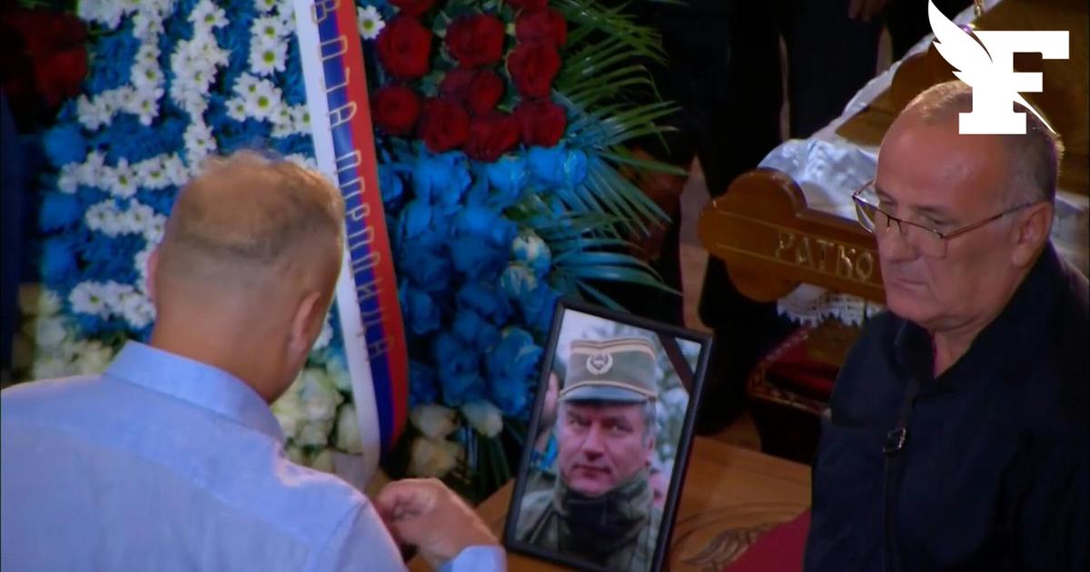 «Je suis ici pour faire mes adieux au général» : en habits de deuil, des milliers de Serbes défilent devant le cercueil de Ratko Mladic