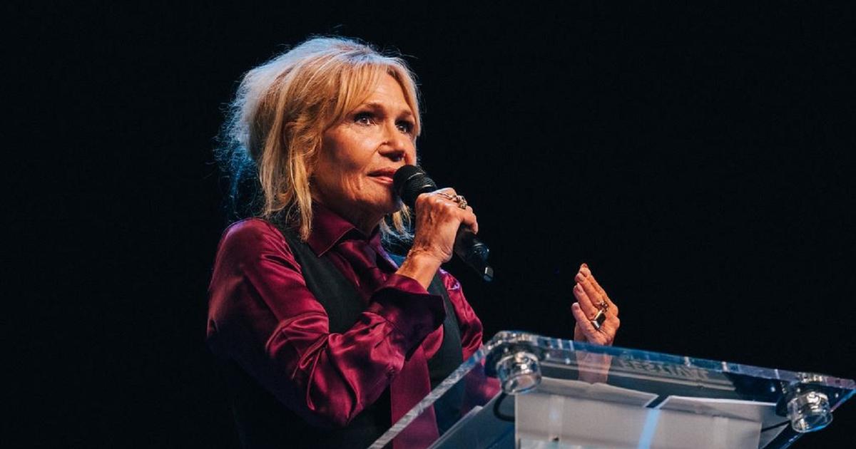 «L’IA, c’est de la merde» : Clémentine Célarié en forme pour l’ouverture du Festival de La Rochelle