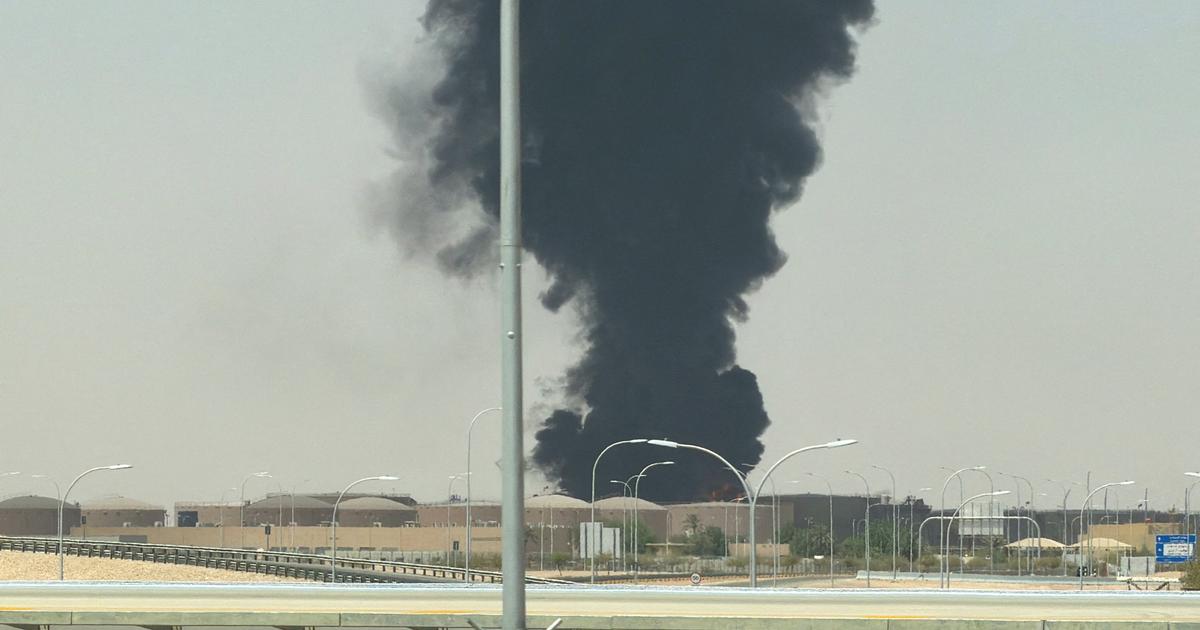 Des flammes et de la fumée noire visibles près de l'aéroport de Ryad, de nombreux vols annulés ou retardés