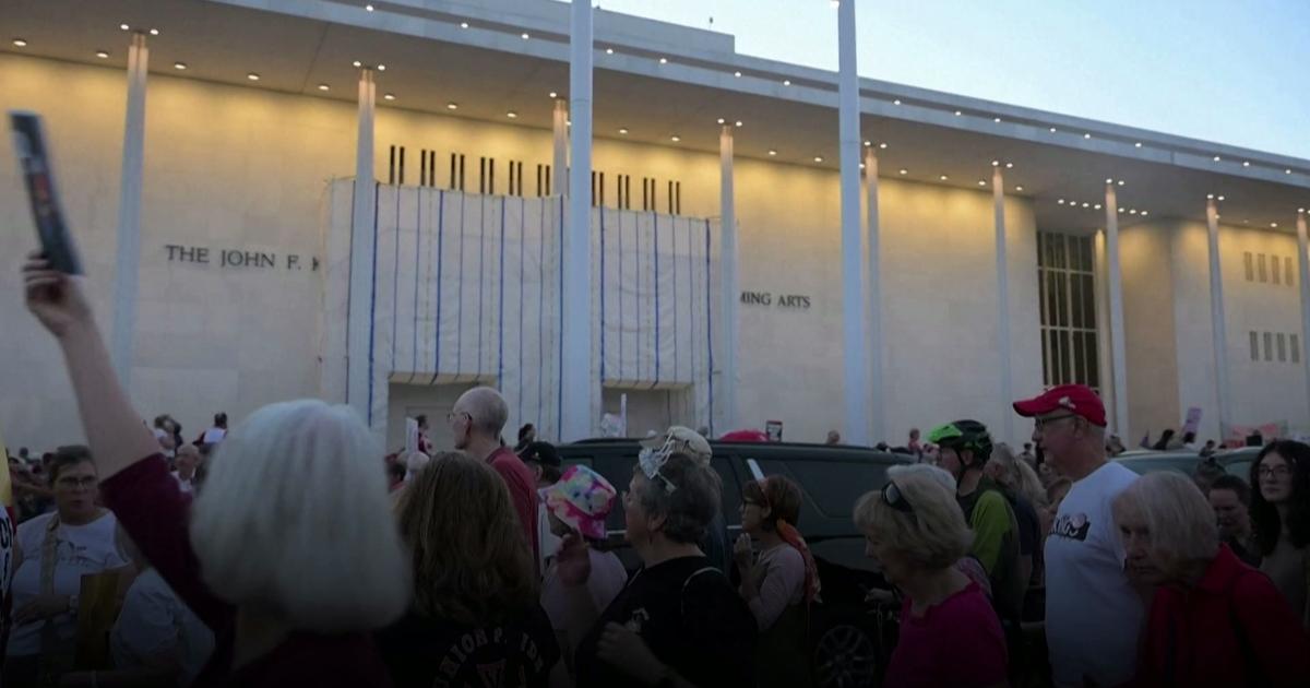 «Pas touche au Kennedy Center» : plus d’un millier de personnes ont manifesté face aux assauts de Donald Trump