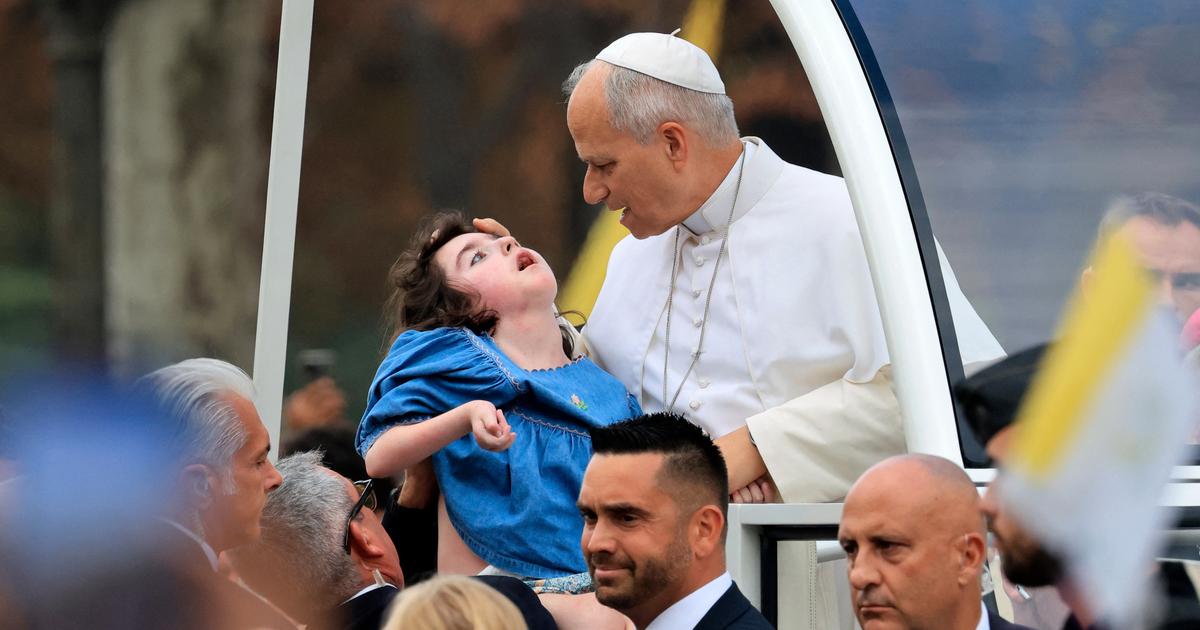 « La preuve qu’il y a une place pour chacun » : la bouleversante histoire derrière la photo de la fillette polyhandicapée bénie par le pape